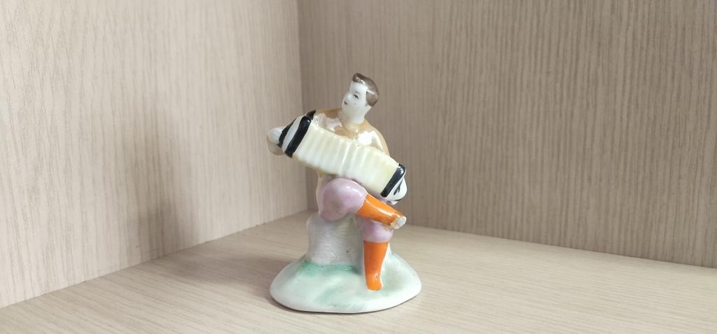 Фигурка " Гармонист ".  СССР. ЛФЗ  . Фарфор.