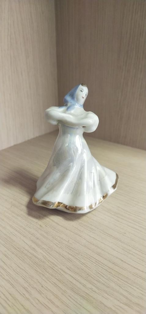 Фигурка " Танцовщица ".  СССР. ЛФЗ  . Фарфор.