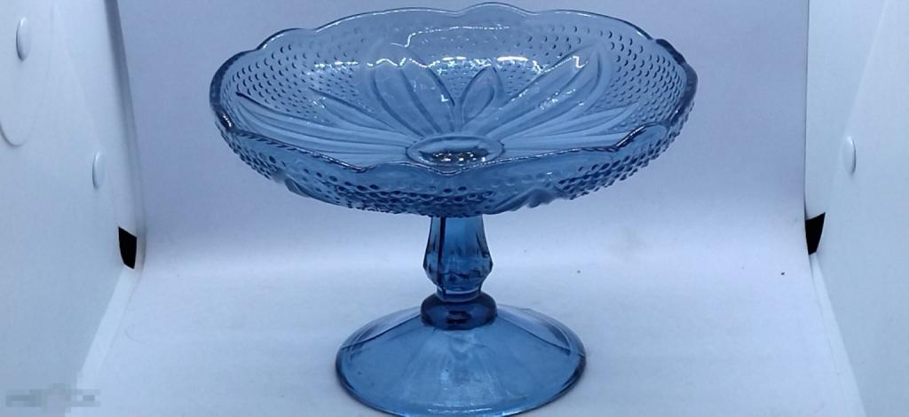 .ВАЗОЧКА -КОНФЕТНИЦА.НА НОЖКЕ. ЦВЕТНОЕ  СТЕКЛО. СССР.