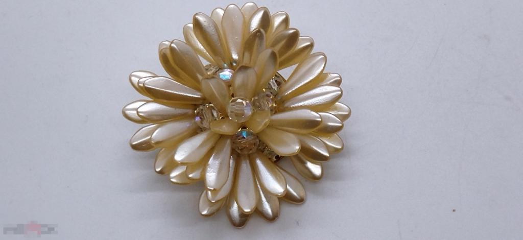 КРУПНАЯ БРОШЬ, ВИНТАЖ ЧЕХОСЛОВАКИЯ  5,5 см.