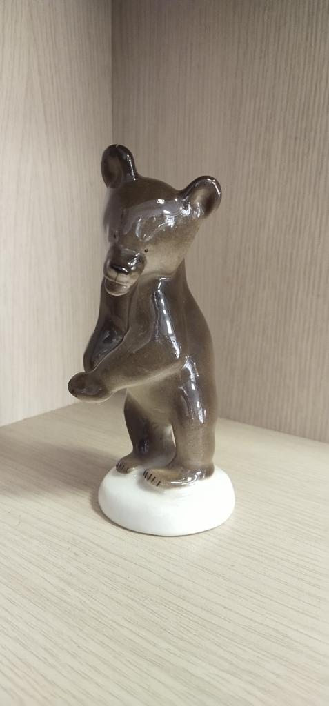 Фарфоровая фигурка " Медведь " .  СССР.  ЛФЗ.