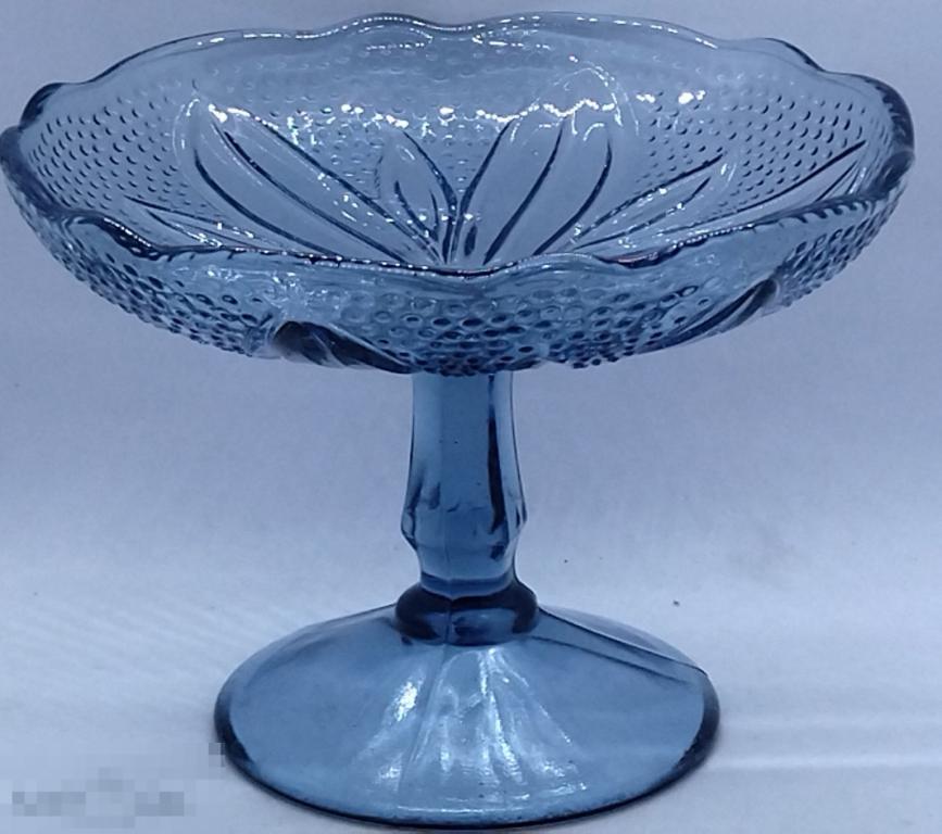 .ВАЗОЧКА -КОНФЕТНИЦА.НА НОЖКЕ. ЦВЕТНОЕ  СТЕКЛО. СССР.