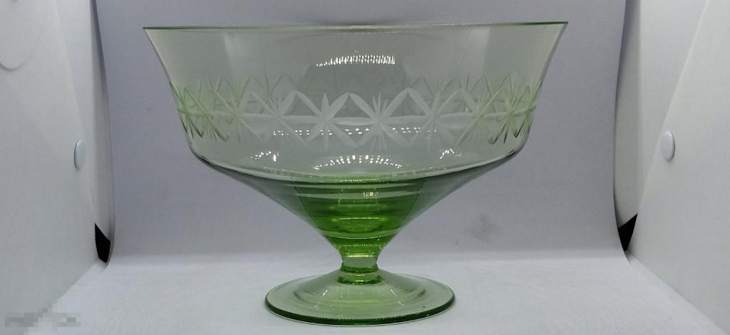 ВАЗА.ФРУКТОВНИЦА.НА НОЖКЕ. ЦВЕТНОЕ СТЕКЛО., НАРЕЗКА  СССР. 1960-е года.