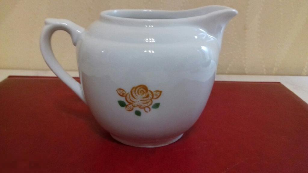 МОЛОЧНИК. ФАРФОР.  ВЕРБИЛКИ.СССР