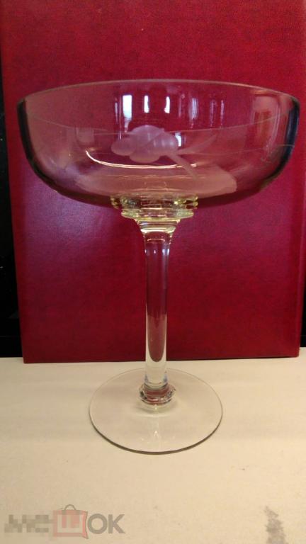 ВАЗОЧКА  НА ВЫСОКОЙ НОЖКЕ СТЕКЛО. РЕЗЬБА. ВИНТАЖ. СССР