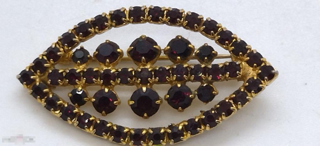 БРОШЬ ГРАНАТОВОЕ СТЕКЛО 5*2,5  см ЧЕХОСЛОВАКИЯ.