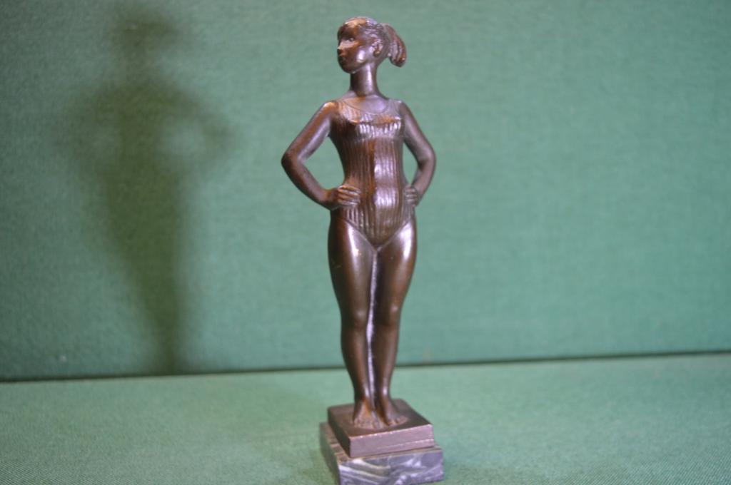 Статуэтка, фигурка "Гимнастка, спортсменка". Патинированная бронза. Скульптор Ряхова. СССР.