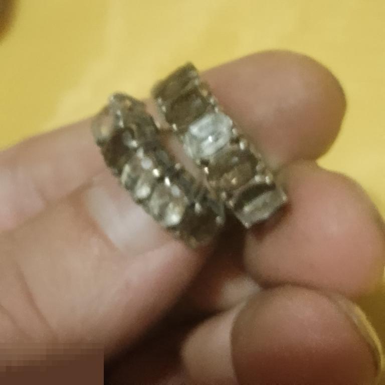 Серьги серебро не хватает камушка