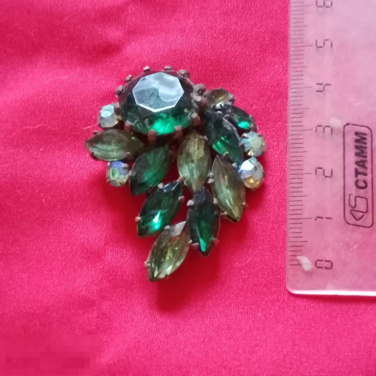 Брошь винтаж Чехия изумрудное зеленое стекло