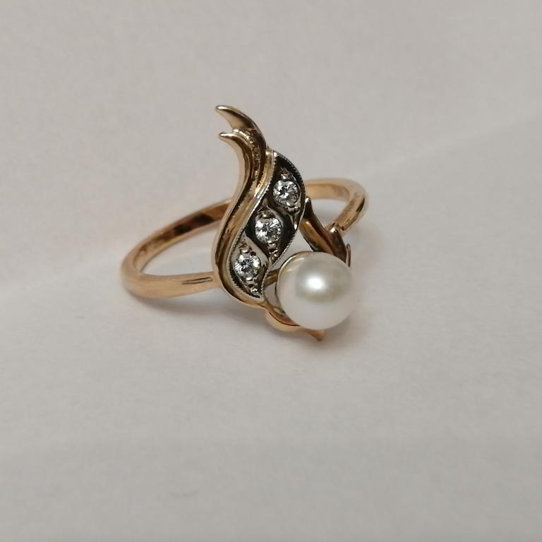 Кольцо золото 585 проба жемчуг и бриллианты.Размер 19