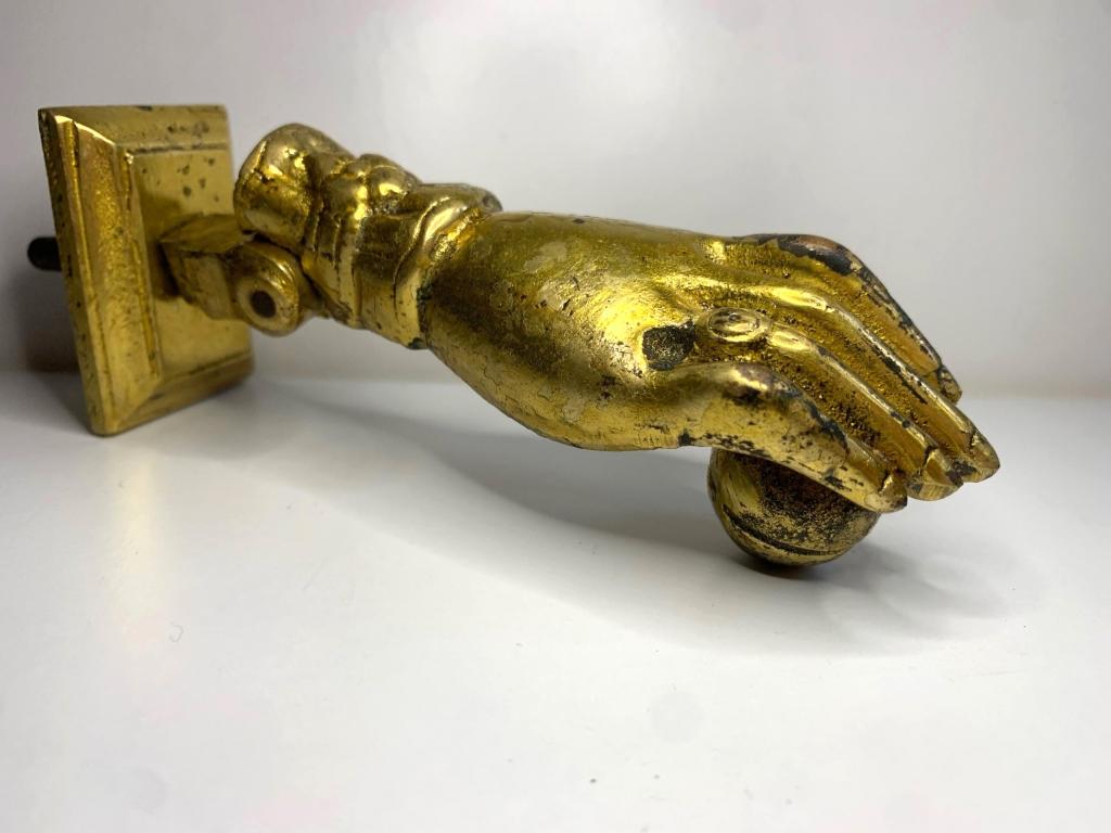 Старенькая и красивейшая дверная ручка.  Бронза.