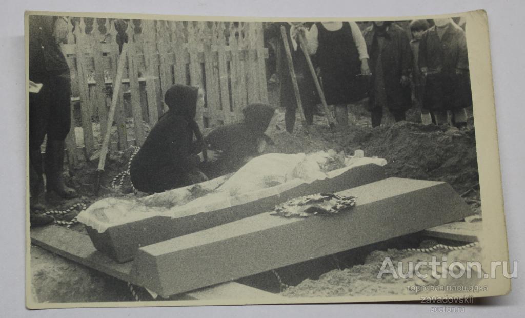 Фотография похороны, прощание близких у гроба на кладбище.