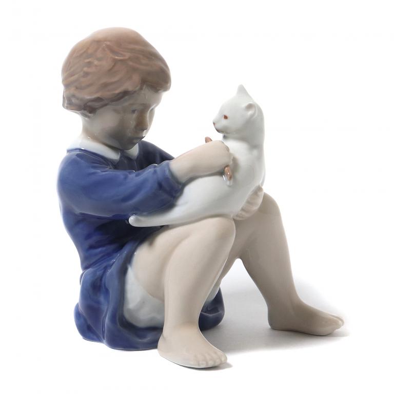 Фарфоровая фигура Девочка с кошкой. Royal Copenhagen