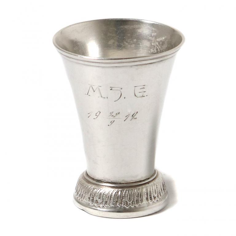 Серебряная стопка в виде кубка.  Швеция, 1910 год