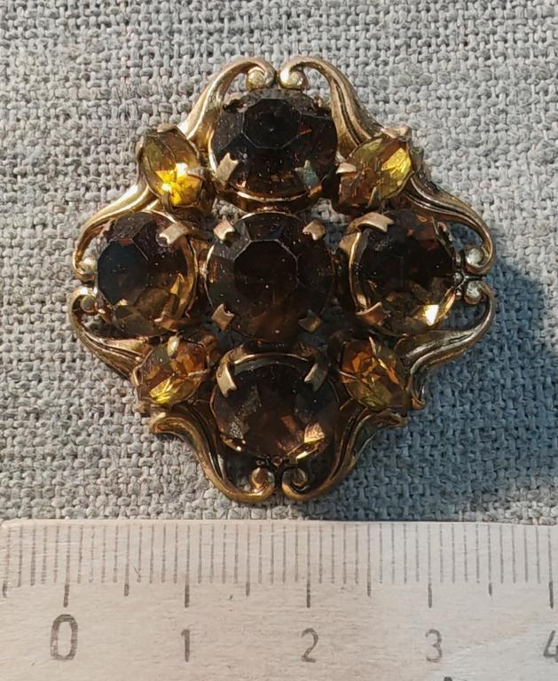 Красивая ажурная брошь с бежевыми камнями, Винтаж Чехия - СССР (заколка неисправна).