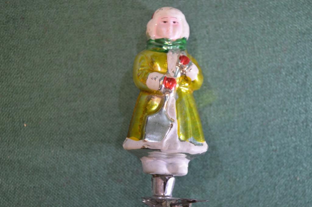 Игрушка елочная стеклянная "Мальчик с лопатой". Стекло, прищепка.