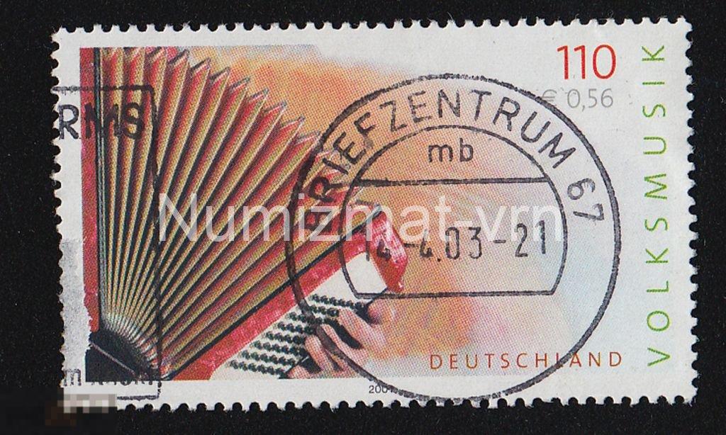 Марка Германия. 2001 г. Народная музыка Германии. Гармонь. Объединенная Германия. Европа. Музыка. 3