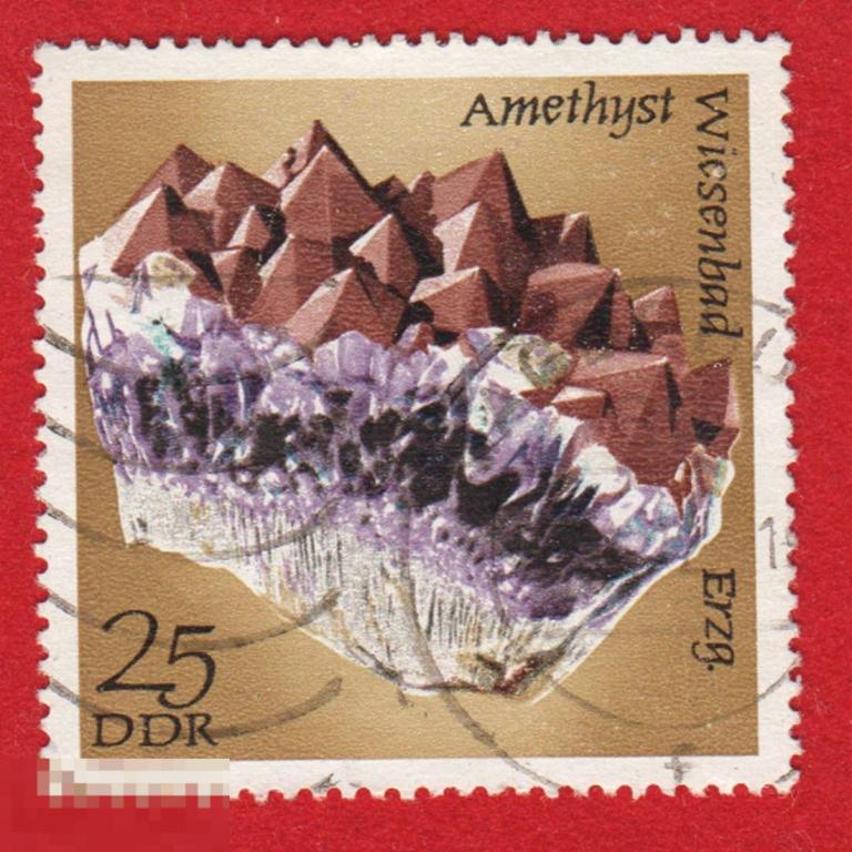 Марка ГДР 1975 год. Аметист — синяя,  красно-фиолетовая разновидность кварца. Камни минералы