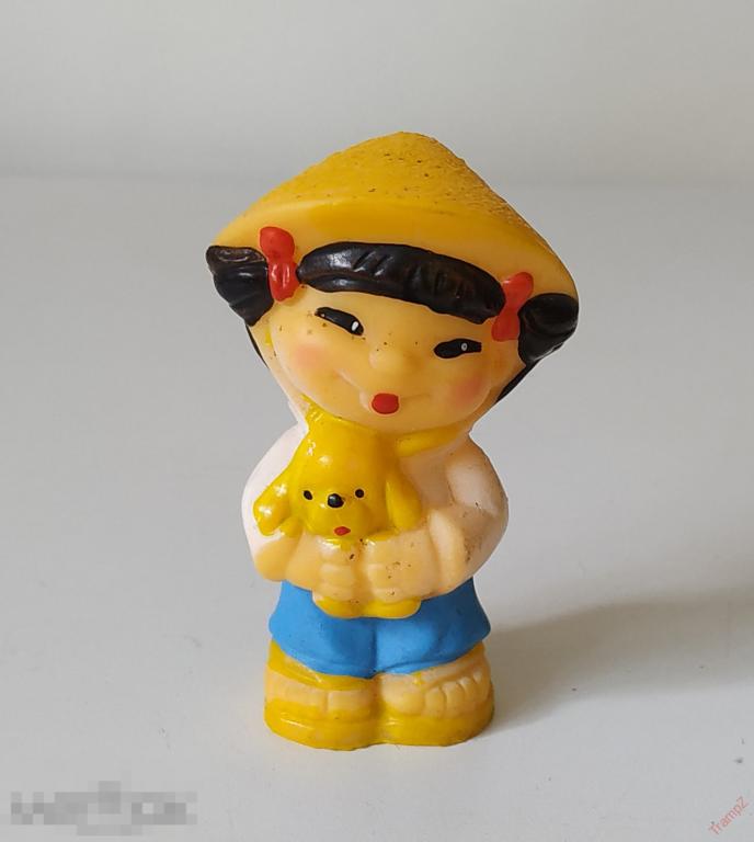 Игрушка резиновая резина Девочка кореянка вьетнамка китаянка с щенком в шляпе #10