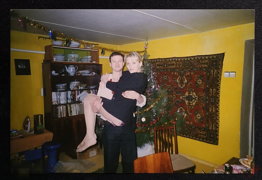 Фотография цветная Новый год елка парень девушка, интерьер ковер #152