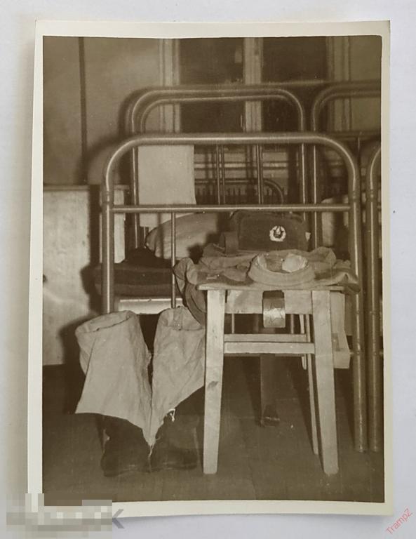 Фотография армия казарма койка табуретка, сапоги портянки, форма #152