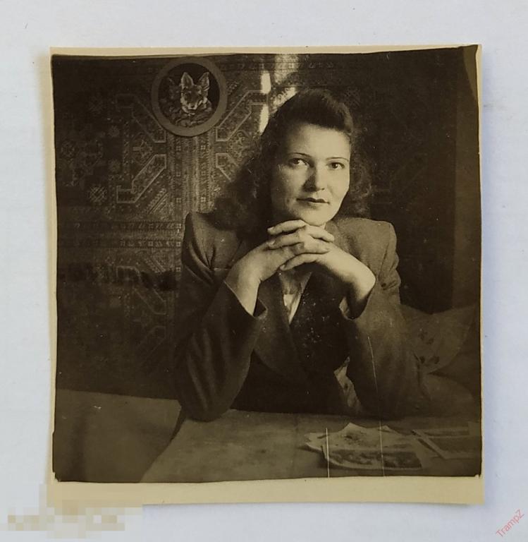 Фотография портрет девушка мода одежда прическа, картинка с лисой 51х54мм. #152