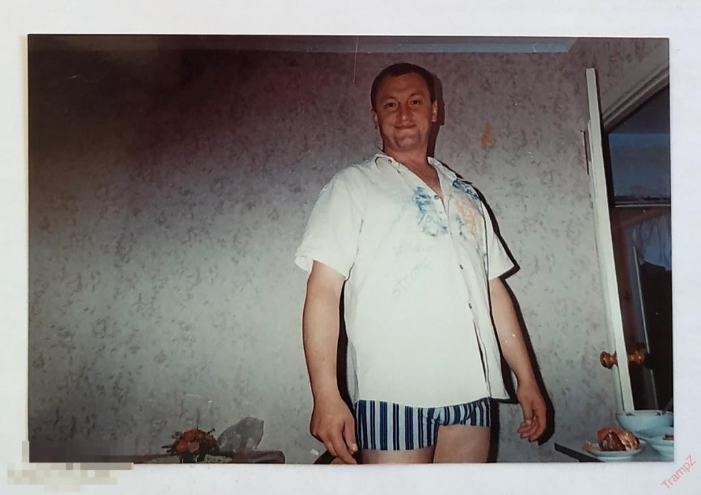 Фотография цветная мужчина в рубахе и трусах #152