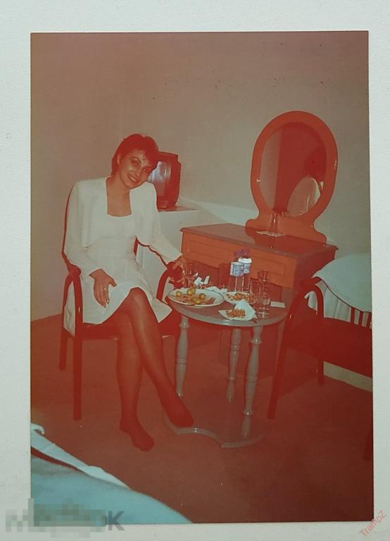 Фотография цветная девушка в белом платье, трюмо, зеркало, столик #152