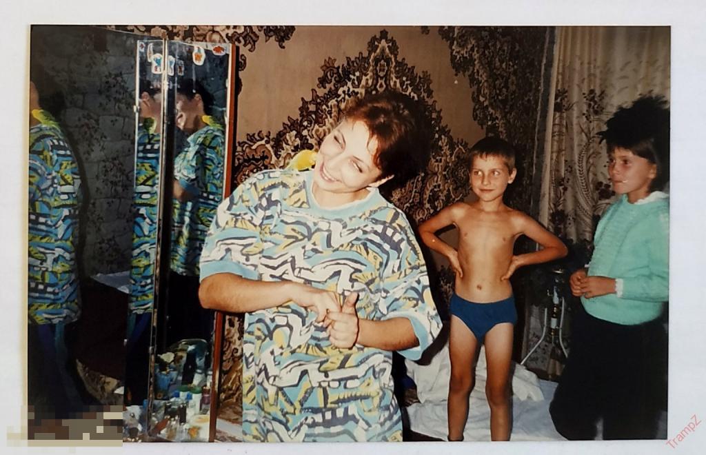 Фотография цветная девушка, зеркало, дети, мальчик в трусах, ковер #152