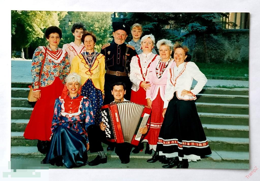 Фотография цветная казаки форма, женщины в нарядах платьях, казачество, аккордеон #153