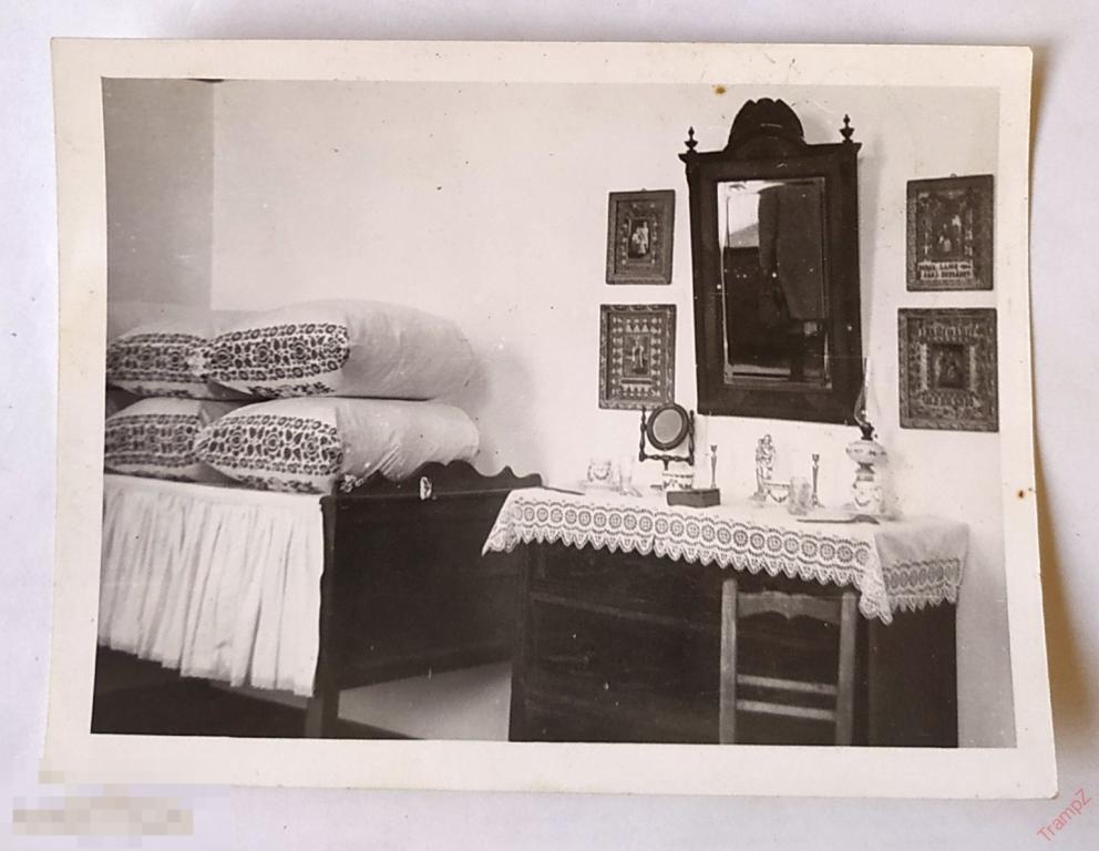 Фотография интерьер, комната кровать подушки, зеркало, керосиновая лампа #155