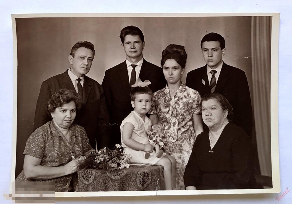 Фотография семья, советские люди, мода одежда прическа кукла знак ромб брошь #155