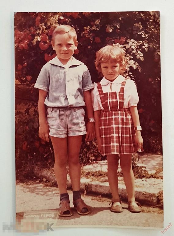 Фотография цветная дети, девочка в платье, мальчик в шортах, мода одежда #156*