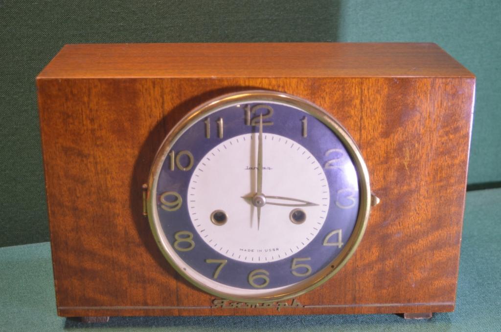 Часы настольные с боем "Янтарь Jantar". Корпус дерево. СССР.