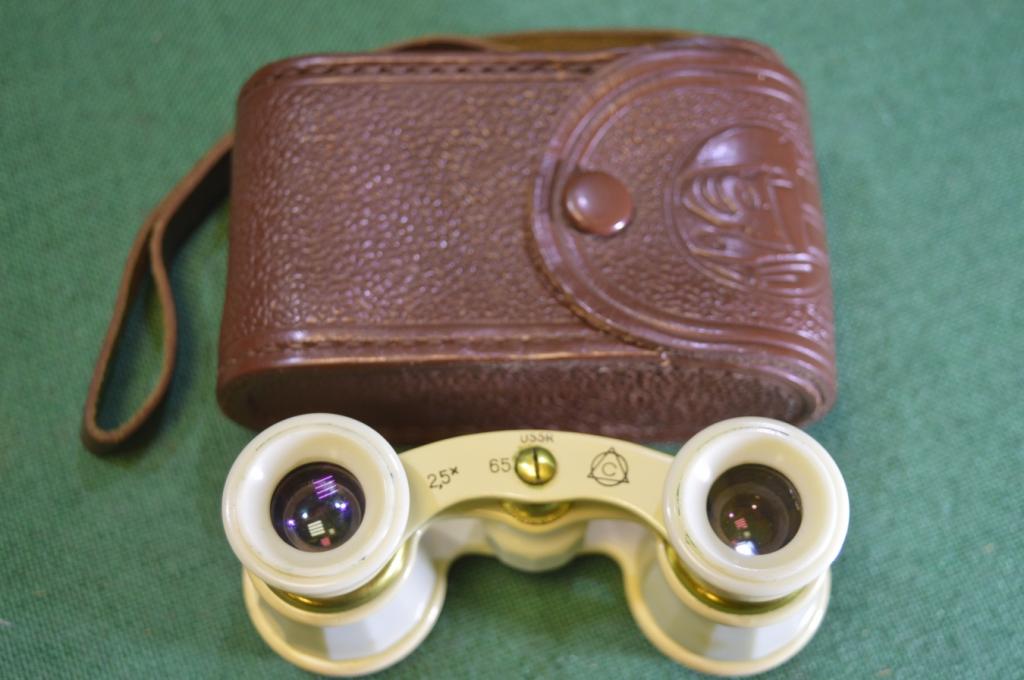 Бинокль театральный. Чехол Маска. СССР. 1965 год.