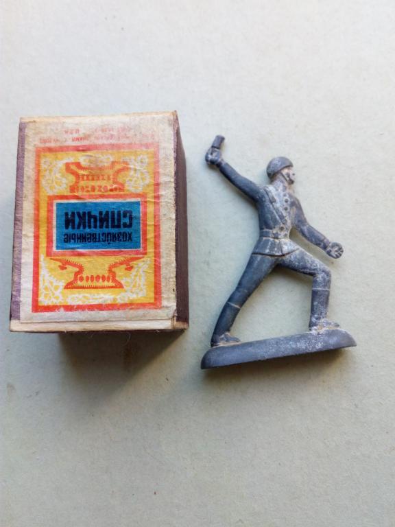 Игрушка.Солдат с гранатой.Олово.СССР