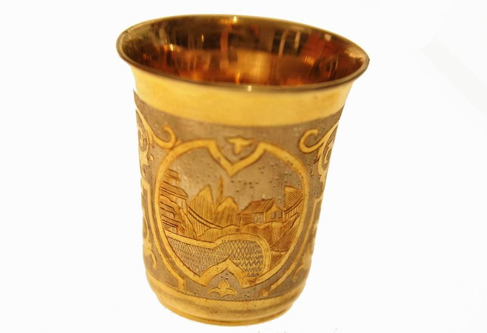 Старинная серебряная стопка с резным орнаментом