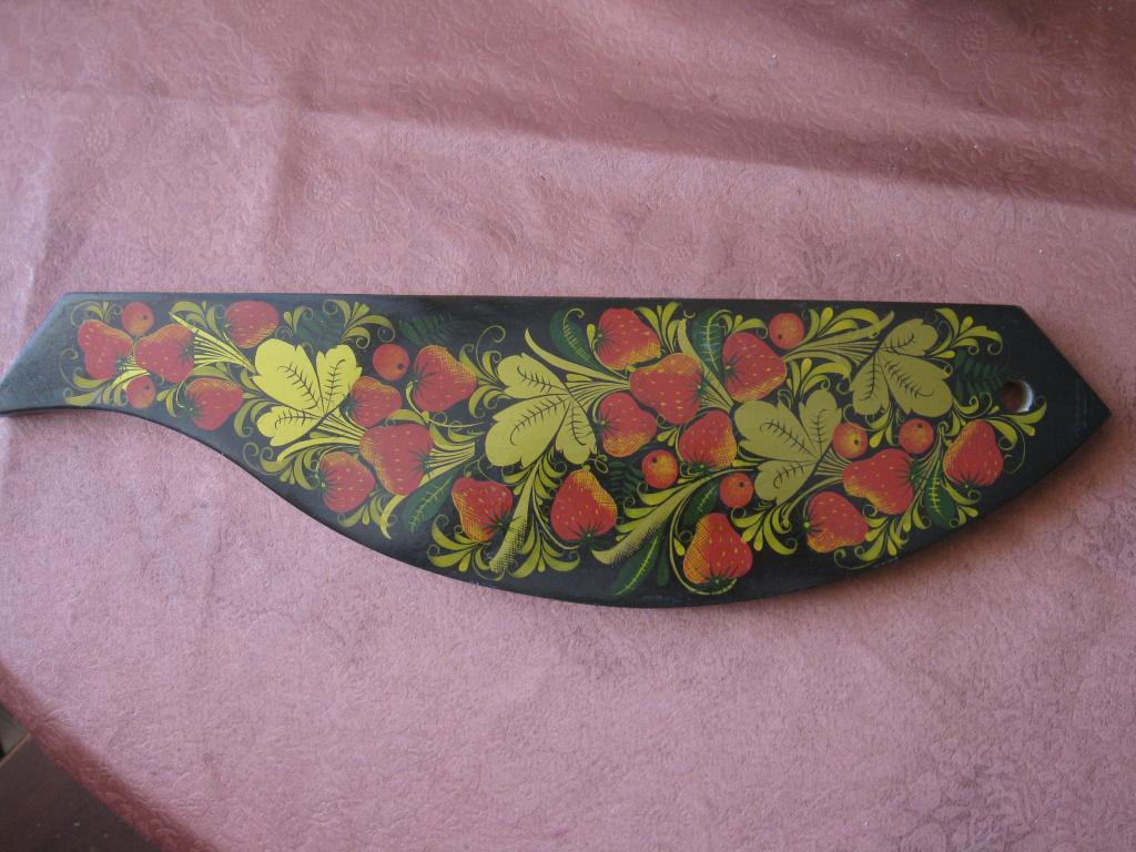 Доска разделочная декоративная, подвесная СССР, рыба, дерево, роспись ягоды (12.25)