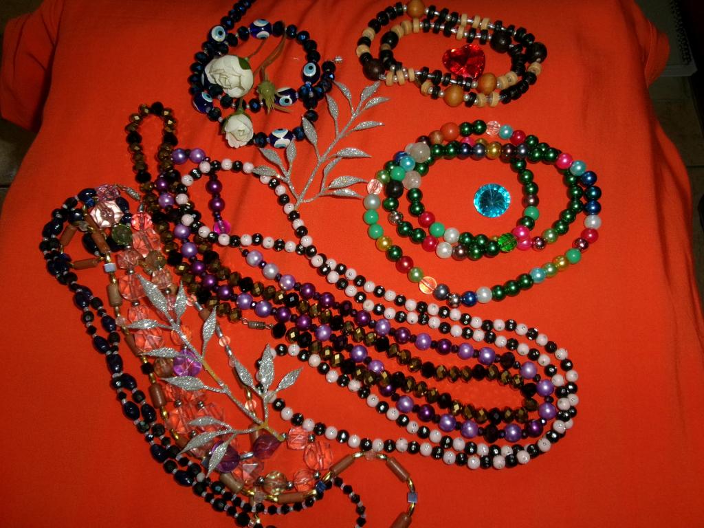 Винтажные бусы СССР и не только. Цена за всё (9 шт.)