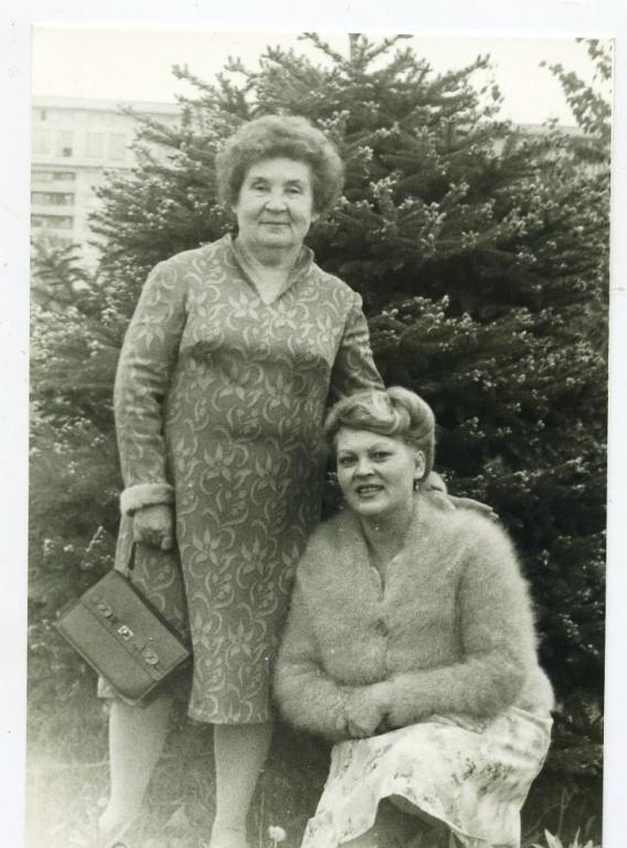 Женщины у ёлочки - фото СССР (46)