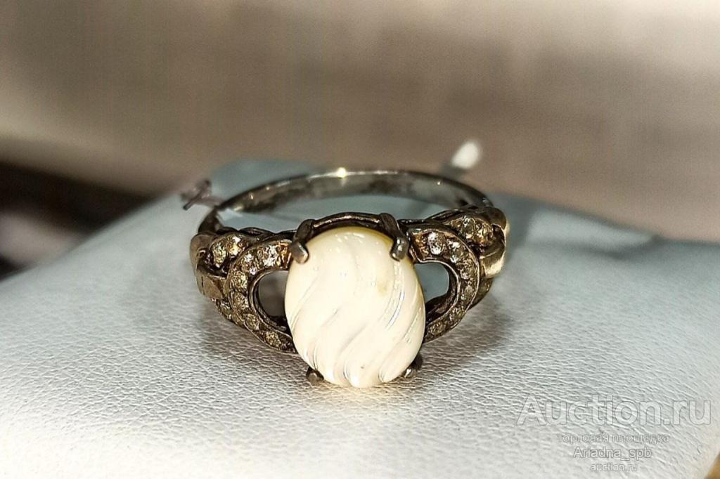 Кольцо из серебра 925 пробы с белым халцедоном и фианитами