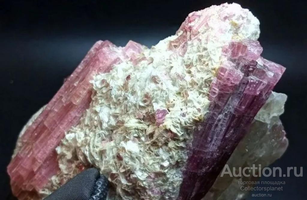 Огромный полихромный турмалин рубеллит