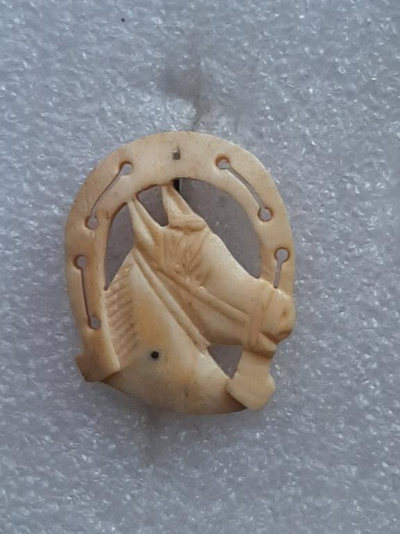 БРОШЬ ПОДКОВА ГОЛОВА ЛОШАДИ КОСТЬ СССР