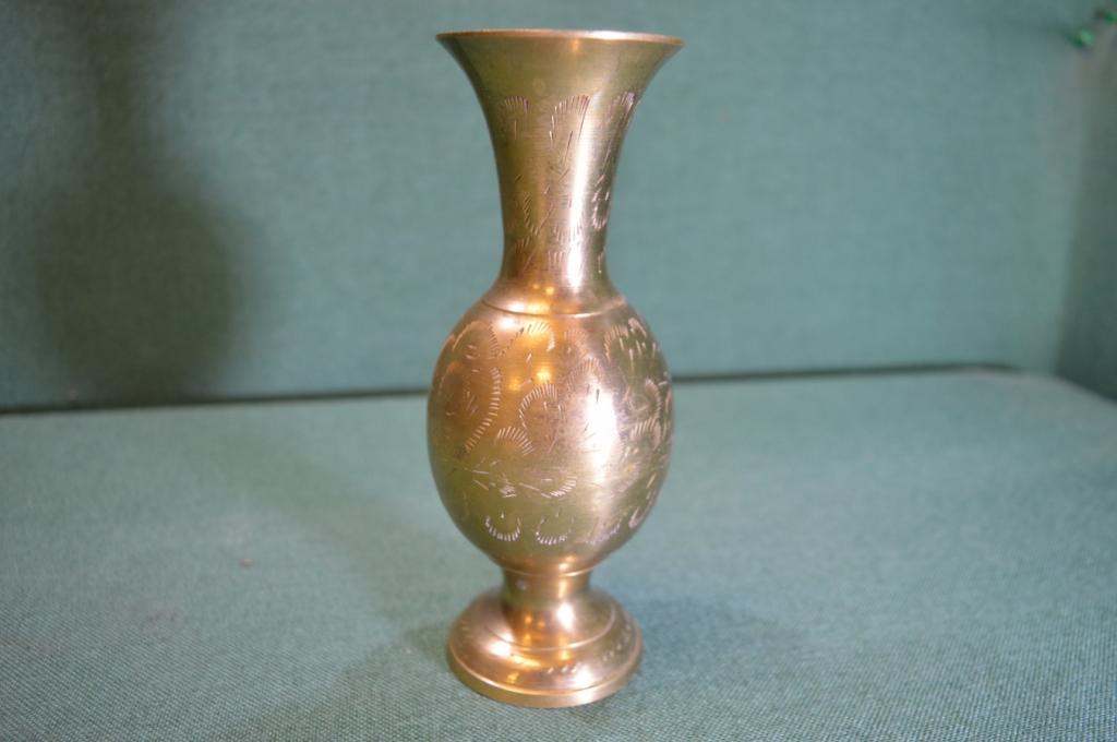 Вазочка латунная с узором. Низкая, толстая. Высота 17,5 см. Латунь.