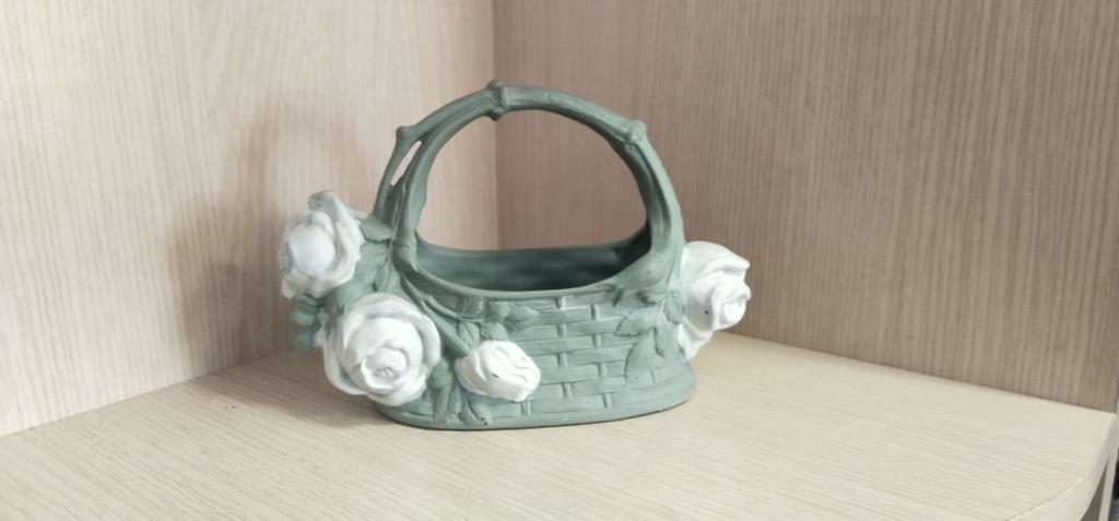 Вазочка " Розы ". Конфетница. Европа .Фарфор. Бисквит.