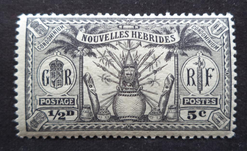 Новые Гебриды  Фр.  1925  г.  Оружие и тотемные столбы  5с.   *  л.22