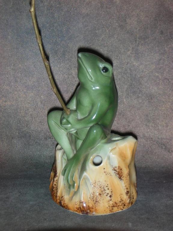 Статуэтка. Фарфор. Лягушка  рыбак ароматница. Goebel. Германия