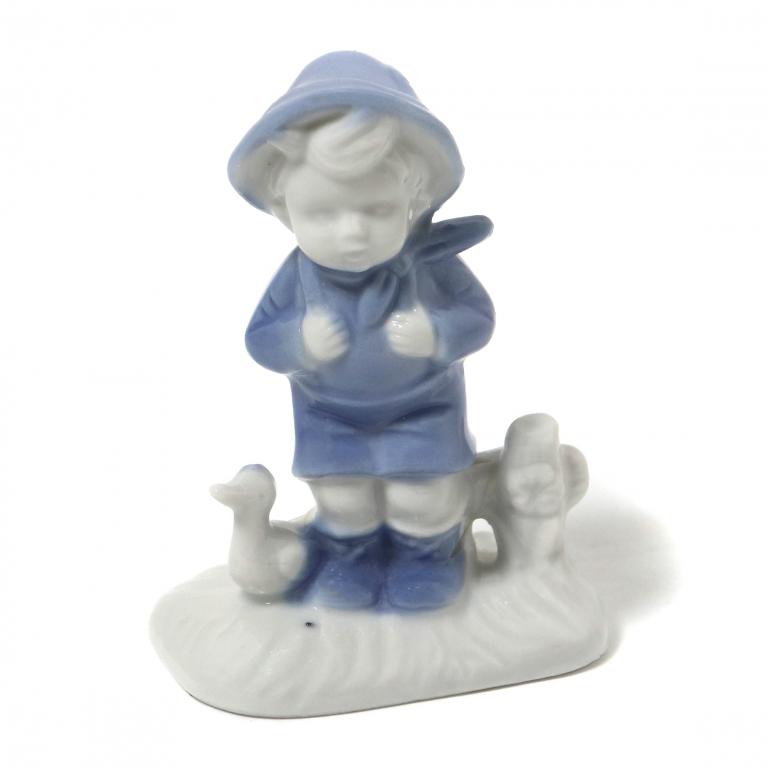 Фарфоровая фигура "Мальчик с рюкзаком и утенком". ГДР