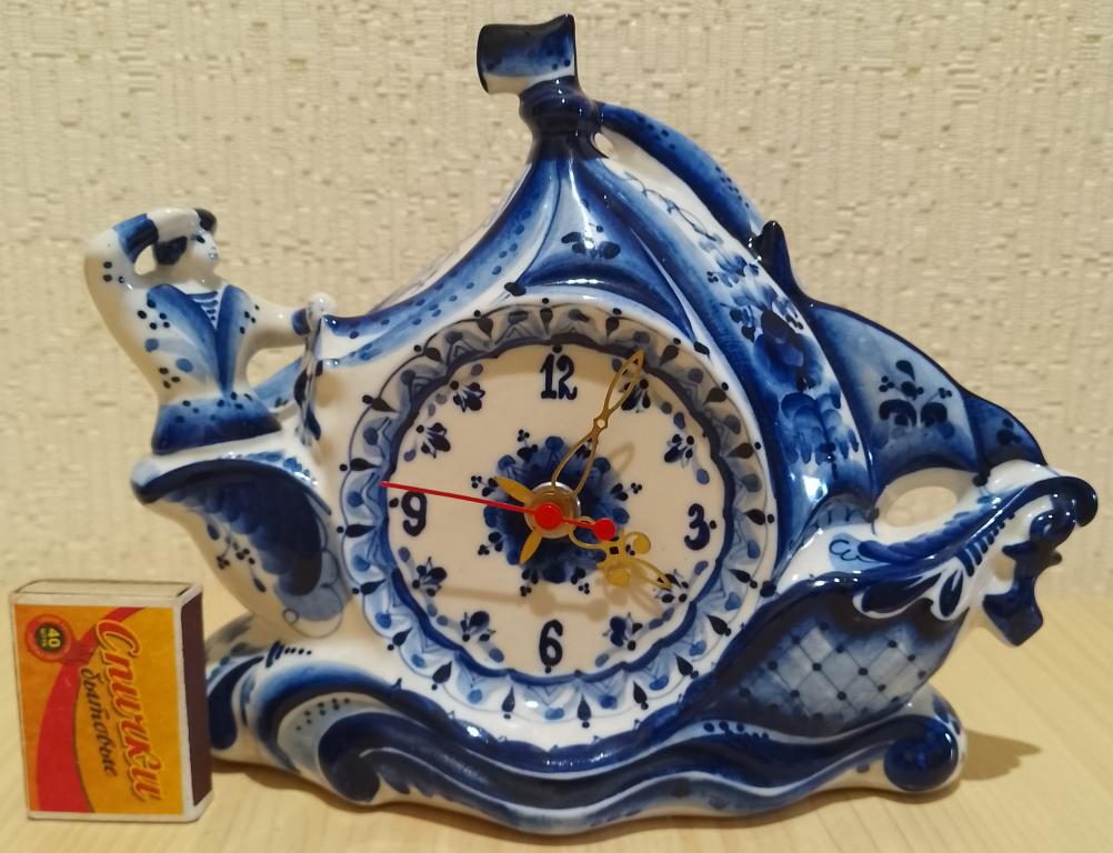 Часы настольные / Парусник / Корабль / Авторские / Исаев С. / Гжель / Клеймо.