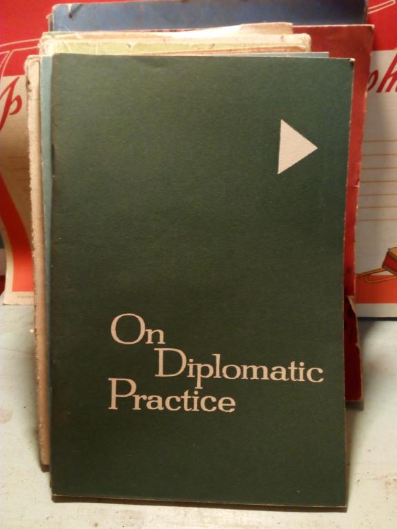 Книга.А.Минакова.О дипломатической практике..Английский язык..Москва.1963г.СССР